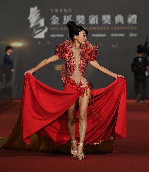 白靈驚世駭俗造型下的真性情